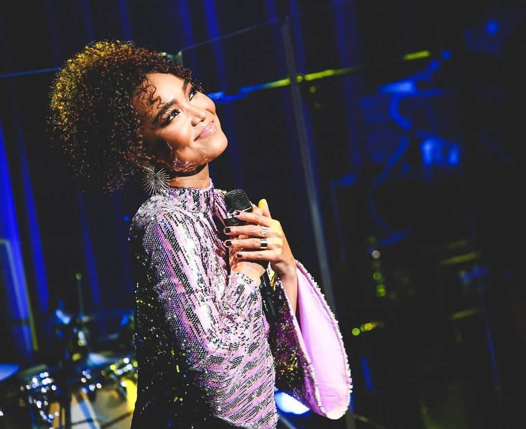 Crystal Kayのインスタグラム：「That face you make when u survived 2020 and are able to sing on stage🥰 2020年末ステージに立ててる喜びの顔です💟  わたしの地元横浜 @billboardlive_yokohama で明日と明後日クリスマスイブとクリスマスデイ、皆で一緒に楽しい夜にしようね‼️大変なご時世だけど、一緒に音楽でひとつになれたら嬉しいです‼️チケットはビルボードのホームページから👍 ストーリーにリンク貼ってます😉  ファーストステージ:18:30 セカンドステージ: 21:30  Can't wait to see you all tomorrow 💙  📸 Yuma Totsuka  #crystalxmas2020 #crystalcovers #billboardlive #billboardliveyokohama」