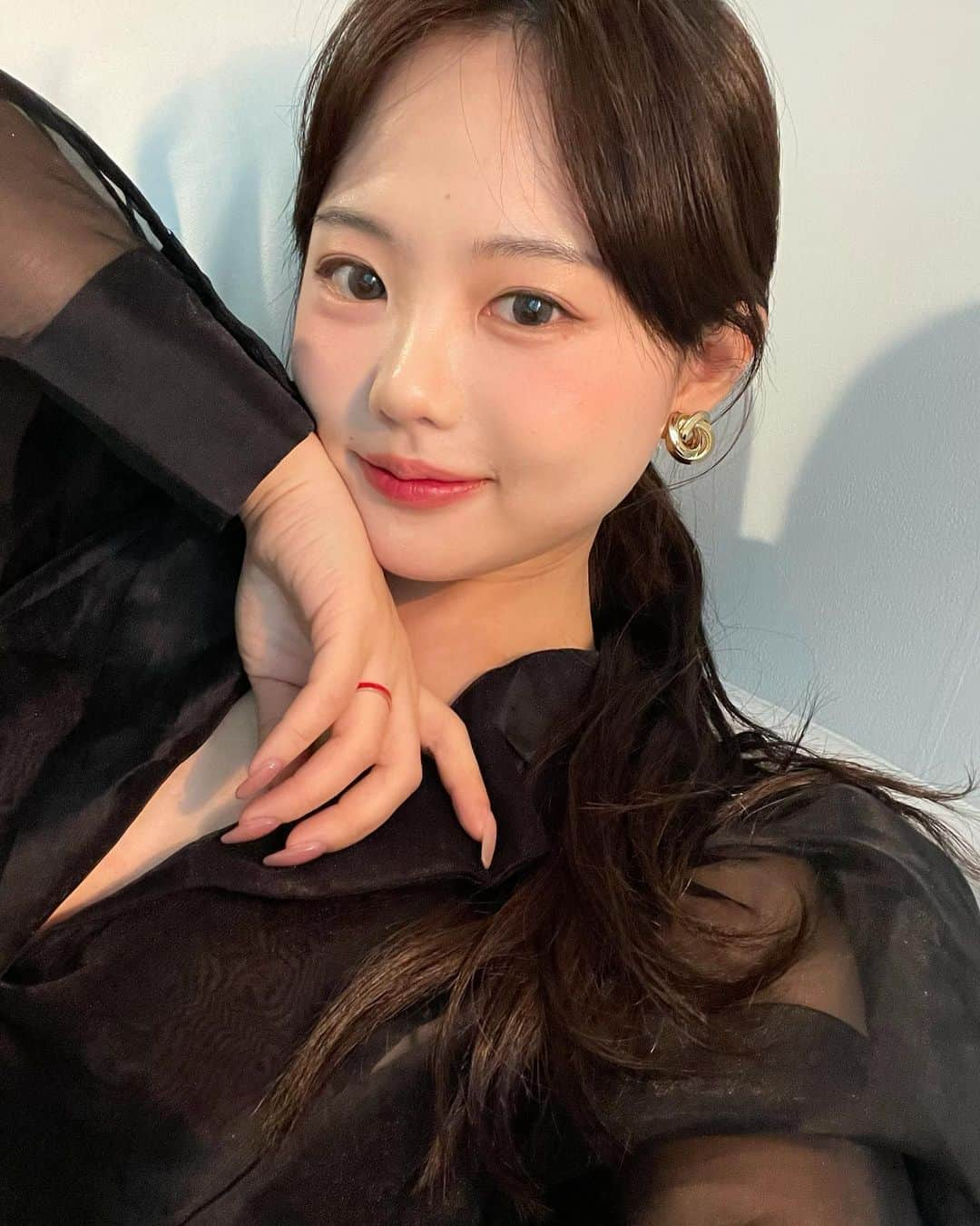 ホン・ヨンギさんのインスタグラム写真 - (ホン・ヨンギInstagram)「셀카 오랜만..🥰💛 우리 영심이들  크리스마스 이브에 뭐하세용 🎄?!」12月23日 19時35分 - kisy0729