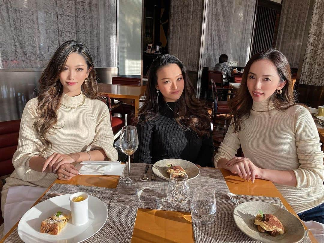 AYAMEのインスタグラム：「#ladies#longhair#christmas#mandarinoriental#lunchtime#friends#girlstalk#lol#blogger#bloggerlife#bloggerstyle#女子会#女会#クリスマス#クリスマス会」