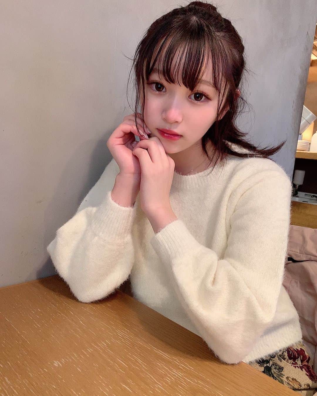 平野夢来（ゆぴぴ）のインスタグラム：「🍃髪の毛ほわほわ🐑 最近は白の服多めですね〜、、♥️」