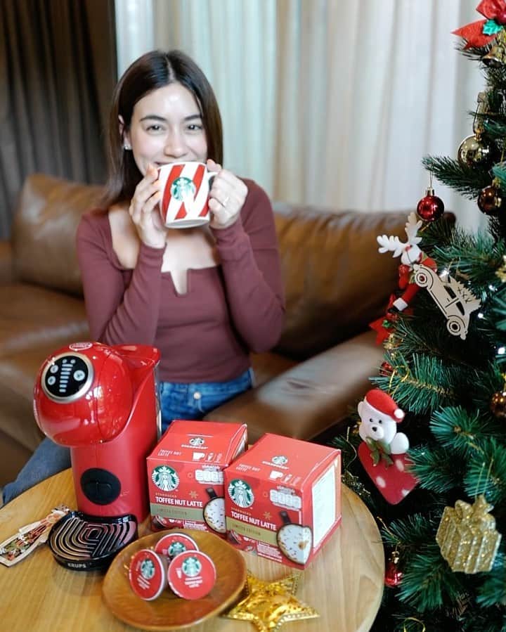 キンバリー・アン・ウォーテマス・ティアムシリのインスタグラム：「🎄ดื่มด่ำกาแฟสดรสชาติโปรดกับ Starbucks Toffee Nut Latte ได้แล้ววันนี้ที่บ้าน ชงได้กับเครื่องชงกาแฟ NESCAFE Dolce Gusto นะคะ รีบไปซื้อกันน้า หาซื้อได้แล้ววันนี้ ที่ห้างสรรพสินค้าโซนเครื่องใช้ไฟฟ้า หรือ ☕️🎄Shop Now: shop.dolce-gusto.co.th #starbuckstoffeenutlatte #NewHolidaysfavorite #StarbucksAtHome #nescafedolcegusto」
