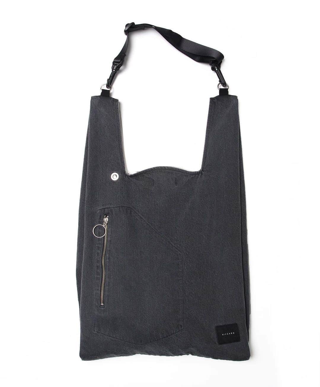 ウィザードのインスタグラム：「DENIM MARKET BAG  ブラックデニムにバイオストーン加工を施し、くったりとした生地感とユーズドデニムのようなカラーと表情を持ち合わせた定番のマーケットバッグ。  フロントファスナーポケット、キーホール、取り外し可能なショルダーストラップ、に加え5つの内ポケットを更に装備しアップデートしています。  https://wizzard.stores.jp/  #wizzard_fac  #wizzard  #fashion  #tokyofashion  #streetfashion  #fashionphoto #designersbrand  #domesticbrand  #mensfashion #bag  #メンズファッション #ファッションブランド #ウィザード #バッグ  #マーケットバッグ」