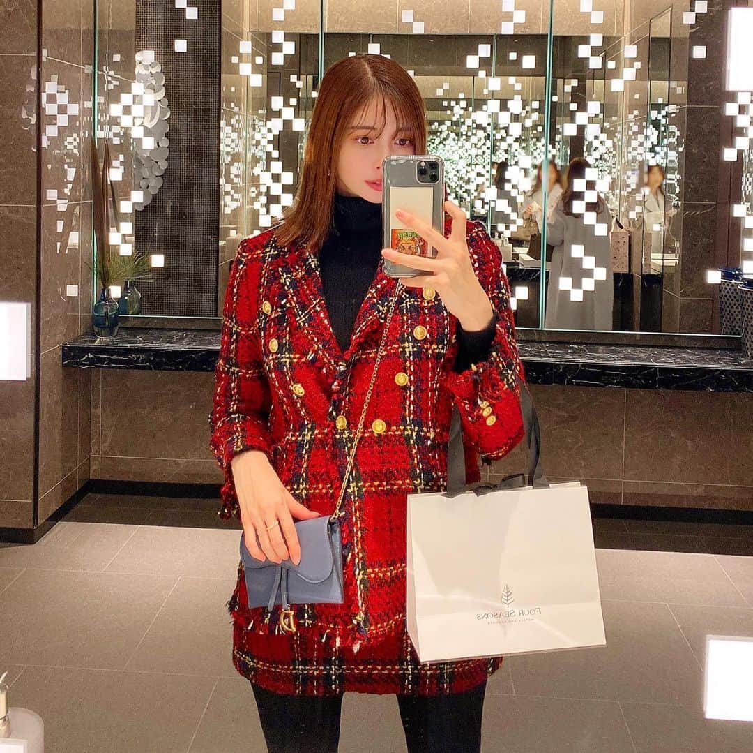 のインスタグラム：「この服 @zara なの❤️🖤 てゆうかトイレがあまりにも綺麗だった💭 @fsotemachi ❤️ ・ ・ ・ ・ ・ ・ ・ ・ ・ ・ ・ ・ ・ ・ #クリスマス#クリスマスツリー#クリスマスプレゼント#サンタ#サンタコス#クリスマスケーキ#デート#冬服#セットアップ#ワンピース#フォーシーズンズ#フォーシーズンズホテル東京大手町#大手町#東京#ホテル#ツリー#イルミネーション#イベント#アフタヌーンティー #赤リップ#記念日#hotel#fourseasons#fourseasonshotel#illumination#christmas#christmastree#christmasdecorations#santaclaus#christmaspresent」