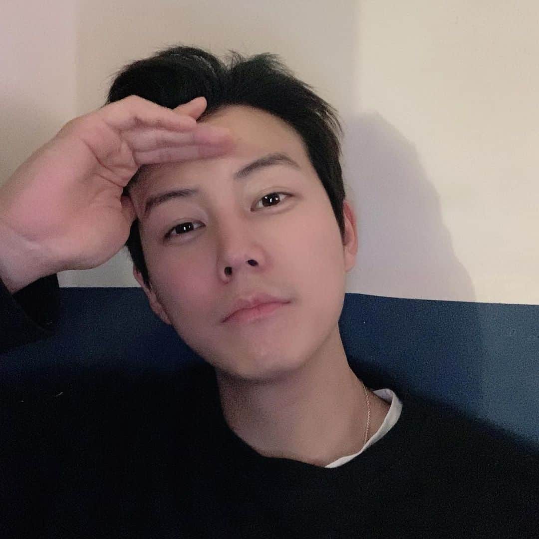 シン・ジフンのインスタグラム：「꿀피부 등극 🍯  #라미체피부과 #꿀지훈」