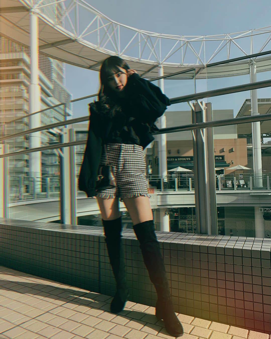 宮丸くるみのインスタグラム：「私服‪‪☺︎‬  #tops ▷▶︎▷ #bershka  #pants ▷▶︎▷ #wego  #bag ▷▶︎▷ #zara   ・ ・ ・  #くるみんコーデ #リリバリ #lilyofthevalley #idol #アイドル #jk #17歳 #高校生 #私服 #全身コーデ #全身 #ニーハイブーツ #モノトーンコーデ #コーディネート #今日のコーデ #黒髪 #ロングヘア #巻き髪 #ぱっつん前髪」