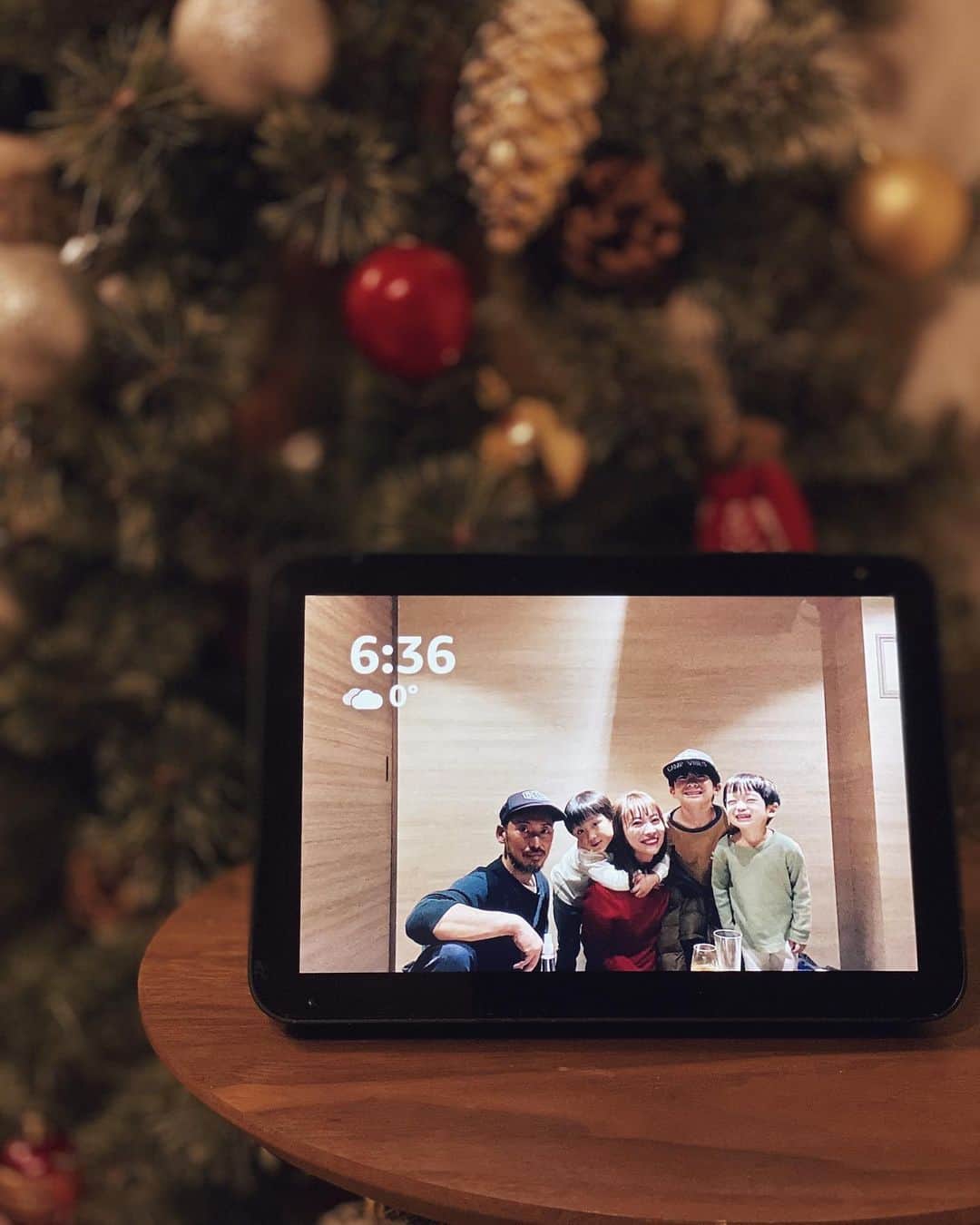 rats1316のインスタグラム：「・ AmazonデバイスがきてからTVを付ける事が減りました📺 その一端を担ってるのが#EchoShow8 🖥 気になるニュースや知りたい情報はアレクサに聞けば答えてくれるので効率が良い👏🏼  Alexaアプリをスマホにインストールして、写真をアップロードすれば、写真も転送できるので、ふと見た時にランダムで映し出される思い出写真にほっこりします☺️  息子達の最近のブームはAlexaとジャンケンをする事✊🏻✌🏻✋🏻 とっても良い遊び相手にもなってくれています🙏🏼 ・ ・ ・ #Amazonデバイスサポーター#相棒#おうち時間#札幌ママ#北海道ママ」