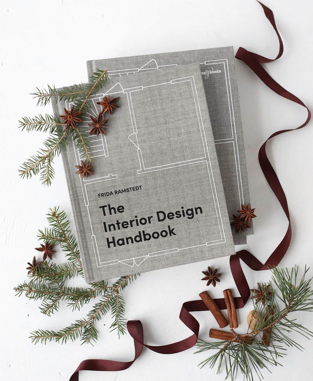 Frida Ramstedtのインスタグラム：「Last minute Christmas gift idea? My book: The Interior Design Handbook!   I know I’ve been talking a lot about it this fall as it has been translated to new markets but I must take the chance to promote it as the perfect Christmas gift for all of us who are cooped up at home because of the current situation.   My book explains important know how and the fundamental principles about Interior design that everyone should know - and will be helped of - no matter what kind of house or style preference you might have.  Give it to yourself, to a friend, to your parents or your children.   Translated to 25 languages and sold out in many countries.   The book was released in UK on october 27th 2020 and I just found out that they are already on their third reprint!! 🥳   Every country has their own take on the cover. Make sure to look out for and buy the one intented for the country you live in. Swipe for some examples and a full list of all publishers. Some are to be released this spring - but you can make a pre-order on Amazon.   I Sverige säljs boken på @akademibokhandeln @ahlens @nordiskakompaniet @norrgavel @designtorget och ett 80-tal inredningsbutiker runtom i landet. Pris ca 249-299 kr  Merry Christmas! 🎄」