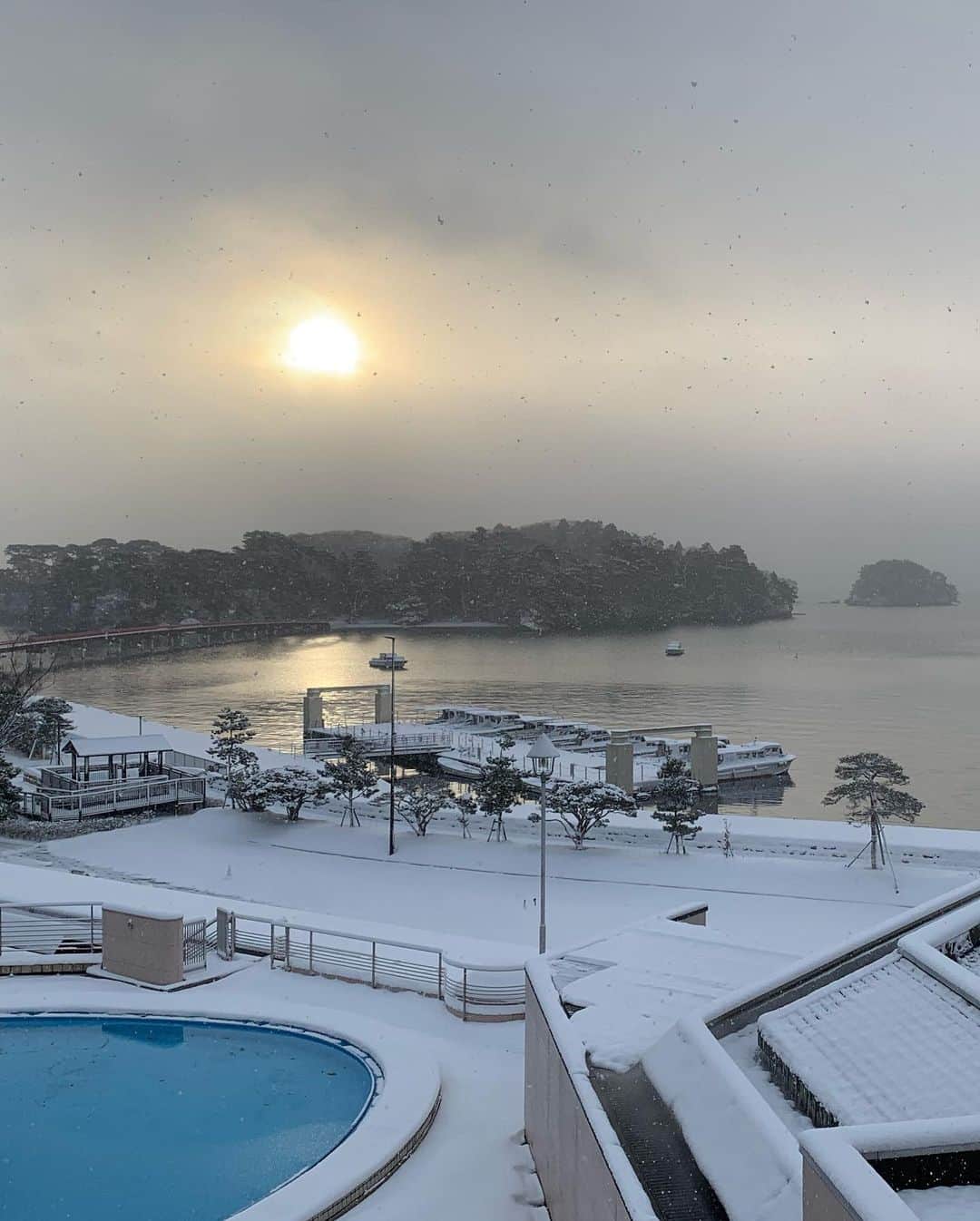 峰麻美さんのインスタグラム写真 - (峰麻美Instagram)「松島のホテルのロケーションが最高すぎた😭✨  お世話になりました！  #trip #travel #japan #miyagi #matsushima  #日本三景 #日本三景松島 #わたしの浴衣についてる染みは #テンション上がって雪をぶん投げた時の雪の跡」12月23日 19時41分 - asaaaaami.0702