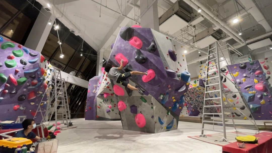 ハキム・カスバンのインスタグラム：「Setting at B+⁣⁣ ⁣⁣ Been a minute since I've done any routesetting, pretty pleased with how this round turned out for me - watch till the end for @boulder_plus boss approval.⁣⁣ ⁣⁣ Being a good climber doesn't necessarily equate to being a good setter. While setting has long been an area of interest for me, I haven't dedicated much time to honing the skills and creativity due to ~life~ constraints and focusing on my own climbing because I was in competitions. Again, happy with this set I put up, but feedback is always welcomed.⁣⁣ ⁣⁣ Pink, Black, Green and Purple on this face. Let me know how it goes and tell me what you think!⁣ ⁣⁣ @heavy.japan ⁣⁣ ⁣⁣ #climbing #bouldering #routesetting」