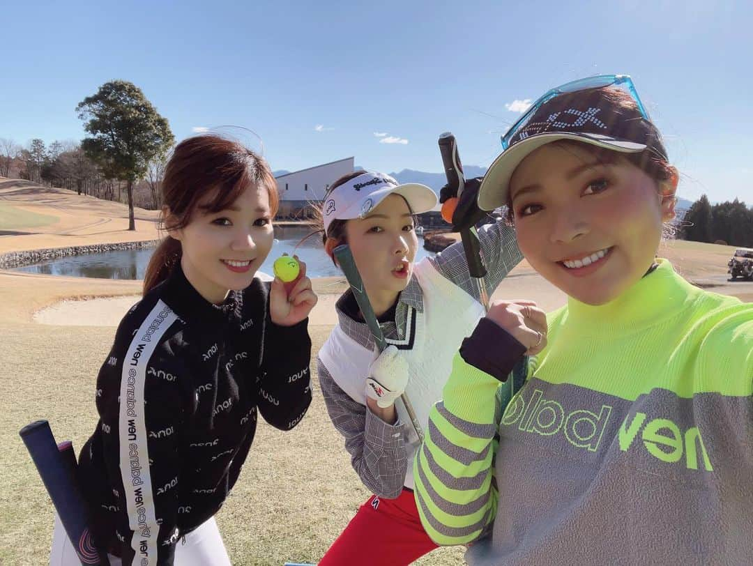 青木瀬令奈さんのインスタグラム写真 - (青木瀬令奈Instagram)「久しぶりの！ いつめんでゴルフ⛳️💓 #みんなだいすきめっち　と #みんなだいすきますおさん　 ますおさんこときき( @kiki.kosa )は 相変わらず一挙一動がツボ🤣🤣 4枚目のパッティング動画⛳️ ブツブツ言いながら「あれ伊香保温泉」w 6枚目のショートホールティーショットは 失敗したけどパーオン！ そこから誰も撮影してなかった ロングパットが入って人生初バーディ🤩🤩💓 おめでと〜🤩🌈 めっち( @ayame0819 )は打ったあと ぴょんぴょん跳ねるの可愛すぎる🤣💓💓w 最終ホールもちゃんとナイスショットでした🌟 2人とも朝早くからありがとう〜⛳️🌈 またやりましょう🤣 #loveandthanks  #地元　 #群馬　 #白水ゴルフ倶楽部　 #感謝」12月23日 19時55分 - serenaaoki_official