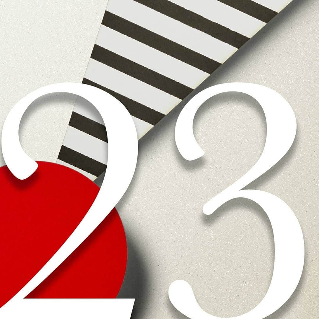 ジェオックスのインスタグラム：「"Dear Santa, what do you think of giving me some sparkle this year?" 🎅 There you go! Swipe left to discover today's secret Santa!」