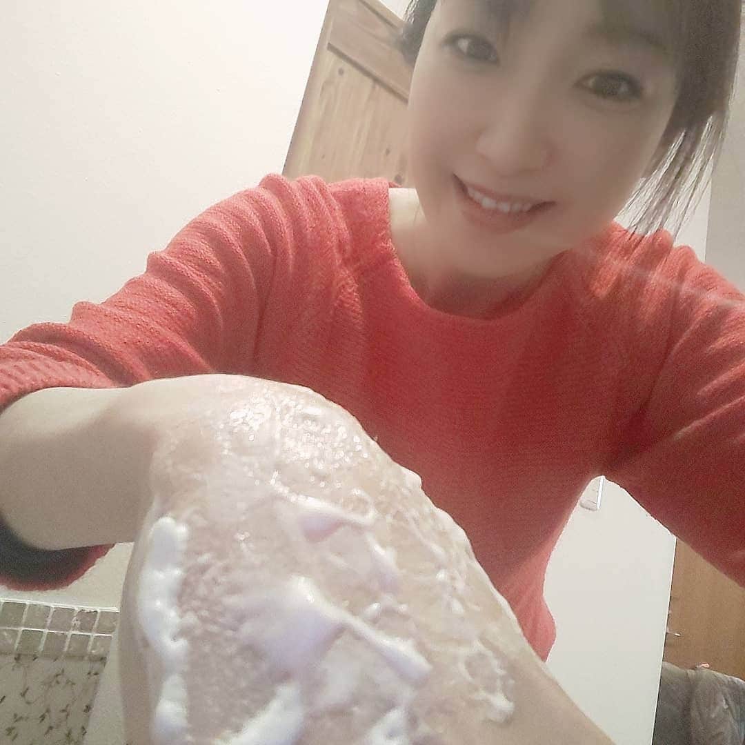 のインスタグラム：「【つけたまま眠れる炭酸クリーム泡マスク】  シンデレラタイムに眠るのは なかなか難しいけれど、 睡眠の大切さは分かっているつもり😆  いつものお手入れの後、 この炭酸クリームを塗って寝るだけで、 翌朝ふっくら熟睡したようなお肌になるの♥️  ふかふかの泡は気持ち良いし、 洗い流す必要もなく手軽🎵  炭酸美容大好き😊  デリケートな目元もケアできますよ～✨  @estessimo_official   #エステシモ #プレサートアスリープ #enjoyhomespa #monipla #takarabelmont_fan #藤原宏美 #美容 #美　#beauty #スキンケア #skincare  #美肌ケア」