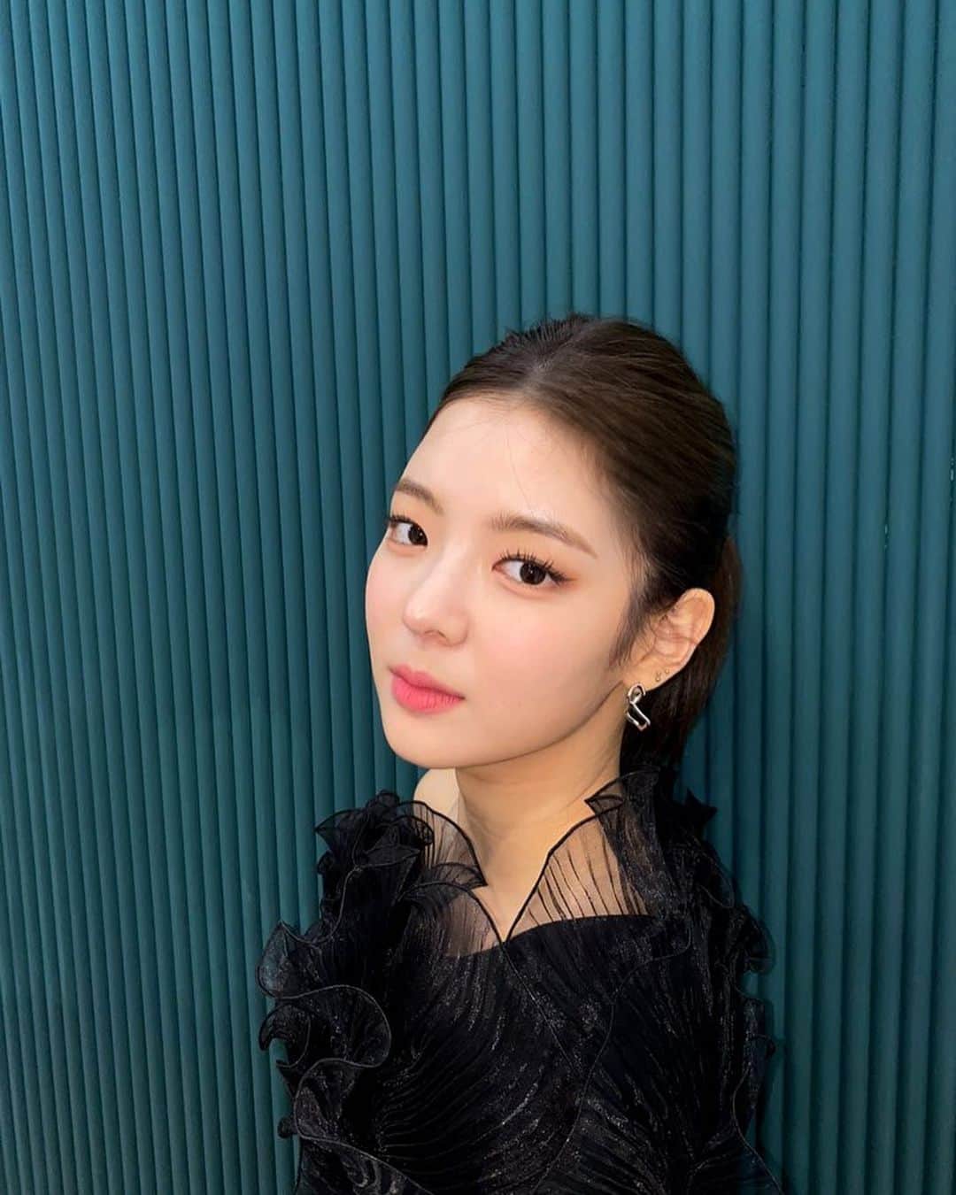 ITZYさんのインスタグラム写真 - (ITZYInstagram)「🖤」12月23日 19時49分 - itzy.all.in.us