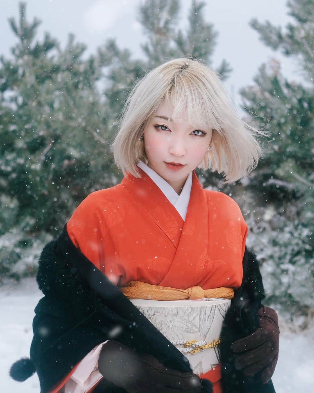 柊里杏のインスタグラム：「Twitterで好評だった写真。 どうしても祖母の赤いお着物を着て雪で撮りたくて、青森に持っていきました。」