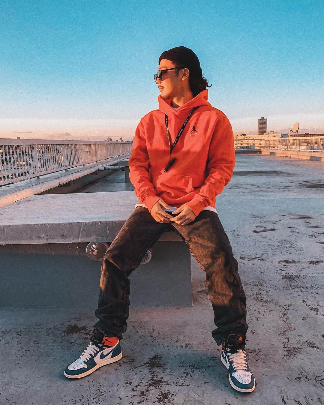 のインスタグラム：「空の青、夕焼けの赤 ジョーダンと色合わせ🌇 ㅤㅤㅤㅤㅤㅤㅤㅤㅤㅤㅤㅤㅤ 👕 @uniontokyo  👟 @unionlosangeles  ーーーーーーーーーーーーーーーーーーーー #ストリート #ストリートファッション #ストリートスタイル#ストリート系ファッション#ストリートコーデ#kickstagram  #ストリート系  #スニーカーコーデ #メンズファッション#メンズコーデ#メンズスタイル #ファッションコーデ  #パパコーデ #ストリートコーデ  #ジャパスニ #靴好き #スニーカーヘッズ  #スニーカー好きな人と繋がりたい#スニーカーヘッズ  #snkrskickcheck #ユニオンジョーダン #ナイキコーデ#スニーカーコーデ#ジョーダン1  ㅤㅤㅤㅤㅤㅤㅤㅤㅤㅤㅤㅤㅤ #unionorginal #uniontokyo #unionjordan4_270」