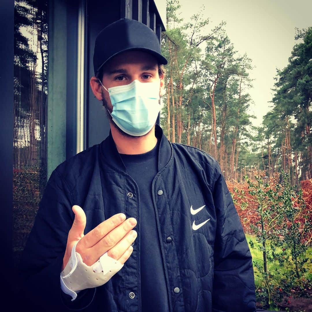 トーマス・ピーターズのインスタグラム：「So this happened…. Tripped over some stairs at home, landed badly and broke my finger. 😩 Not how I anticipated my preparation for the new season would start.  The rupture seems to be a ‘good’ one though. Hand is in a brace and am allowed to practice but have to avoid impact, which means putting only this week. If everything progresses as normal, chipping could be added next week. #HappyHolidaysEveryone 🎄」