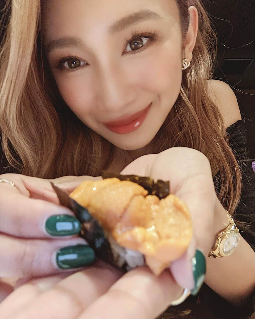 新井ニーニャのインスタグラム：「.  #寿司レポ 🍣❤️  ちょっと前のですが 載せそびれていたので…💕🥂  私の誕生日と結婚記念日デートで 行ったのは @akihabara_sushi_tsubasa_tokyo  さん🍶 お寿司やさんのカウンターが大好きな夫婦🍣💓 板前さんのあの『パンッ！』って音に惚れ惚れ🥴 あの空気から美味しいよね😭🙏💕  一つ星ホテルのシェフが 新しくオープンしたお店で 期待値高めだったのですが お寿司もお料理も凄く美味しかったです💕 えび、うに、大トロ、最高😆🍶🐟❤️  #夫婦デート #夫婦ディナー #記念日 #鮨つばさ #寿司 #お寿司 #お寿司ディナー #ビール党 #日本酒 #寿司 #鮨 #ディナー #秋葉原 #秋葉原ディナー #日本酒マイスターの資格とりたい #都内寿司屋 #鮨巡り #寿司巡り」