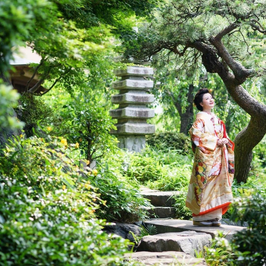 The KAMAKURA WEDDINGのインスタグラム：「3500坪の敷地中央に位置する深緑の日本庭園。和装が映える、1日1組様限定が人気の隠れ里車屋の結婚式。」