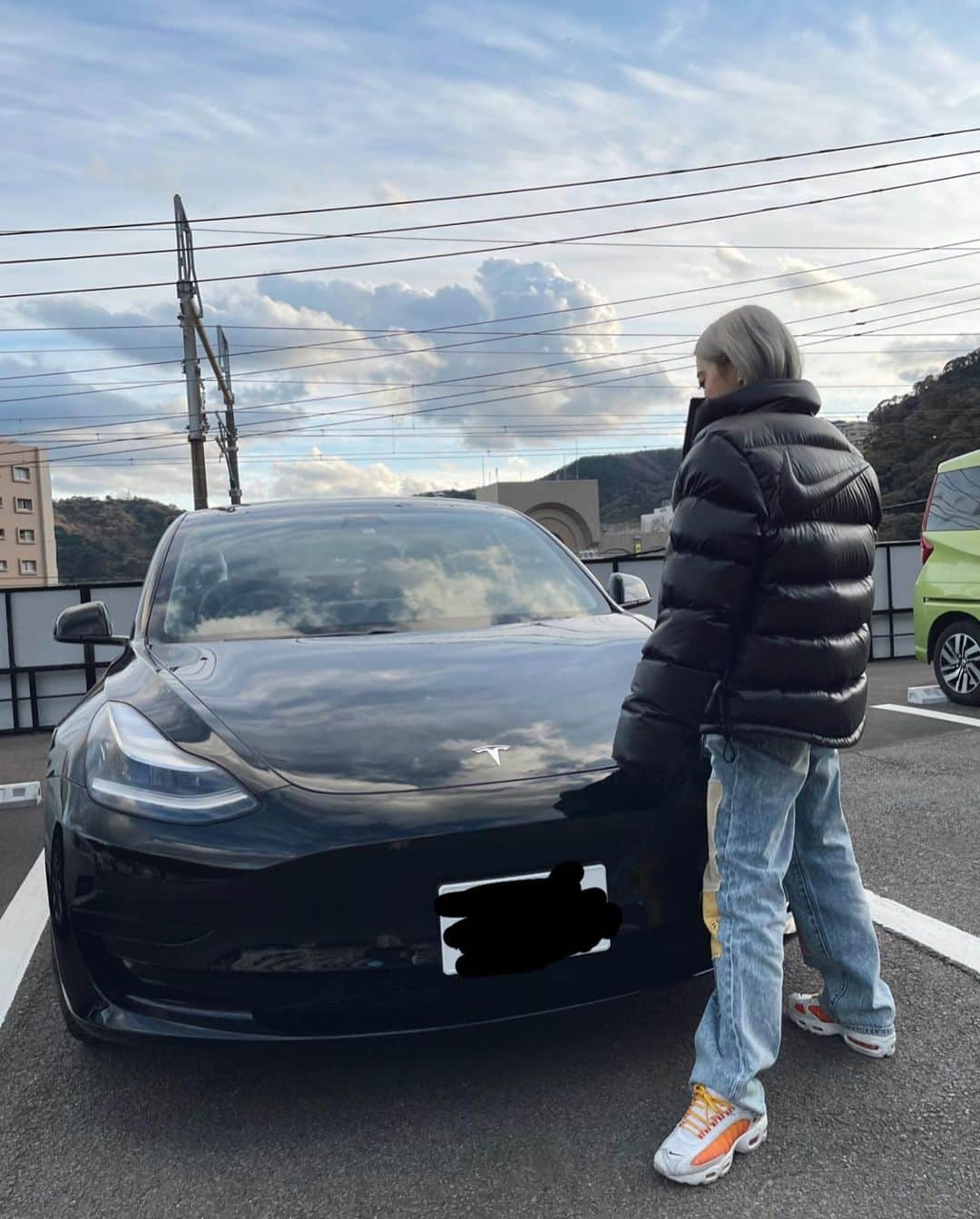 植野有砂さんのインスタグラム写真 - (植野有砂Instagram)「Just in time for my birthday 🚘🖤my new baby 🖤🖤🖤納車がお誕生日に間に合いましたー🥰免許取って1年半くらい経ちました🥺教習所にいるときから先生に車は何乗るの？と聞かれて、テスラです！と答えてたけど、自分の運転スキルがやばすぎてさすがにバージンカーにはできず😂やっと運転にも慣れてきたので自分のお誕生日に(後付け)テスラを買いました😆✨ずーっと、いつか免許取ったらテスラに乗りたい！って思ってたの(車詳しくないけどね😂)✨憧れの車だったんだ〜💗Xはでかすぎて家の駐車場に入らず、3を買いました！それでもデカくてもうすでに何回もヒヤヒヤした😨🥶勝手が全然違うからまだ慣れないけど、これから末長く宜しくねベイビーちゃん🖤(車に名前がつけられるんだけど、babyにした😂) 最後の動画は充電待ちで遊べる最初から入ってるゲーム！ テスラはどんどんソフトウェアがアップデートされるから乗り続けても飽きがこなさそう💗なんといっても電気自動車なのも欲しかった理由🥰たくさん運転して、感覚掴まないと！！😂👌」12月23日 19時54分 - alisaueno