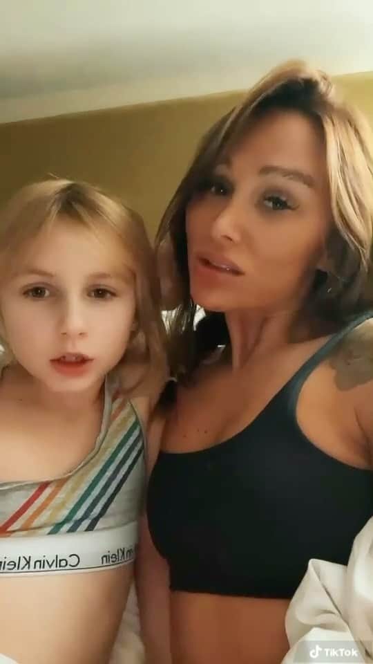 ルー・ティーズデールのインスタグラム：「She would like me to clarify in the caption that she also loves her dad」