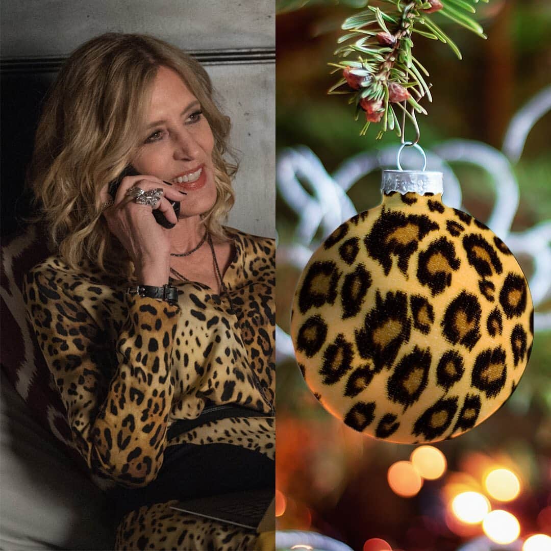 CBSさんのインスタグラム写真 - (CBSInstagram)「‘Tis the season for some CBS inspired decorations. Which ornament are you putting on your tree? 🎄」12月24日 6時45分 - cbstv
