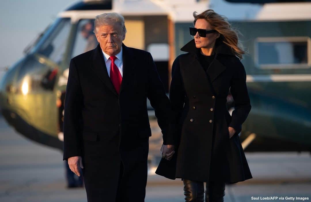 ABC Newsさんのインスタグラム写真 - (ABC NewsInstagram)「Pres. Trump and Melania Trump walk to board Air Force One en route to Mar-a-Lago for the holiday break. The trip comes as Trump has thrown a wrench into COVID relief efforts and vetoed the defense spending bill, setting up a veto override by Congress. #donaldtrump #ndaa #melaniatrump #maralago #christmasvacation ⁠ ⁠ Read more at LINK IN BIO.」12月24日 6時49分 - abcnews