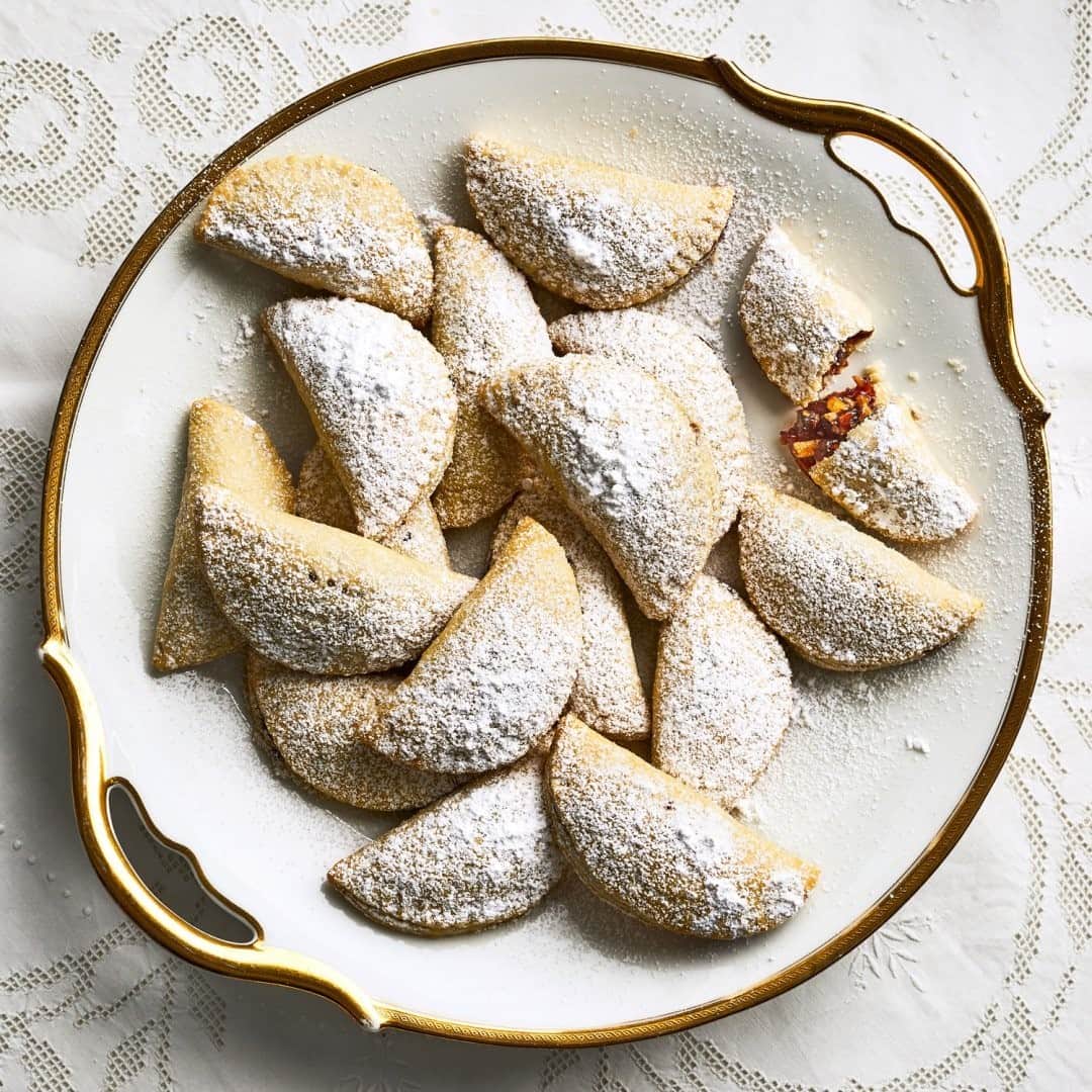 Food & Wineさんのインスタグラム写真 - (Food & WineInstagram)「Not to be confused with the pasta of the same name, @alicialini's tortellini dolci al forno are Christmas cookies made from a tender, flaky dough filled with a sweet-tart trio of fruit: cherry preserves, rich saba (cooked-down grape must), and candied citron. Tap the link in our bio for the recipe! 📸: @protazio」12月24日 5時20分 - foodandwine