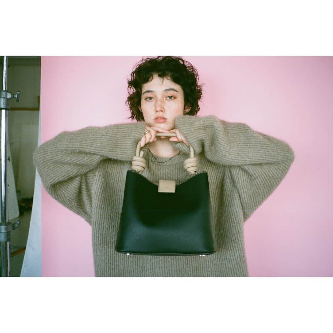 ADINA MUSEさんのインスタグラム写真 - (ADINA MUSEInstagram)「ITEM:LINK BICOLOR HANDLE PRODUCT NUMBER:JE0708M COLOR:BLACK PRICE:￥16,500  #adinamuse#adinamusebag#アディナミューズ#アディナミューズバッグ#gentlewoman#関マリアンナ」12月24日 5時32分 - adinamuse