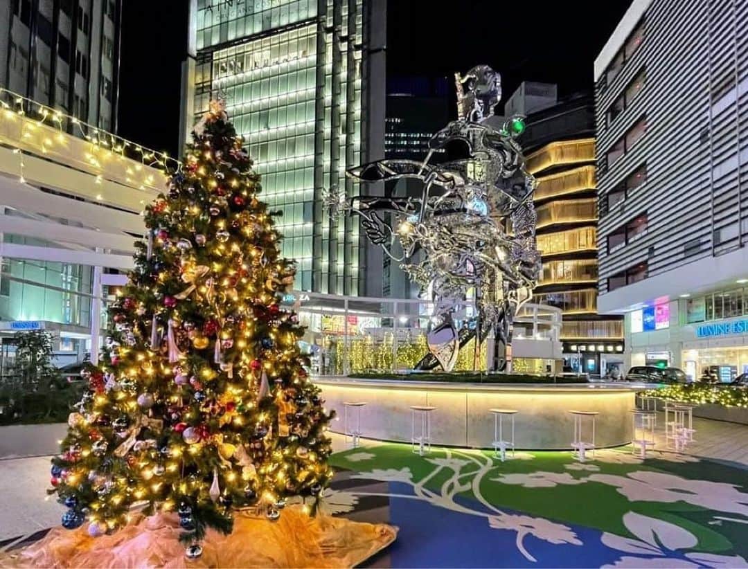 松山智一のインスタグラム：「Happy 🎄 Holidays  #HanaoSan #花尾 #新宿駅 #shinjukuStation 📷 @yasuhito19751214」
