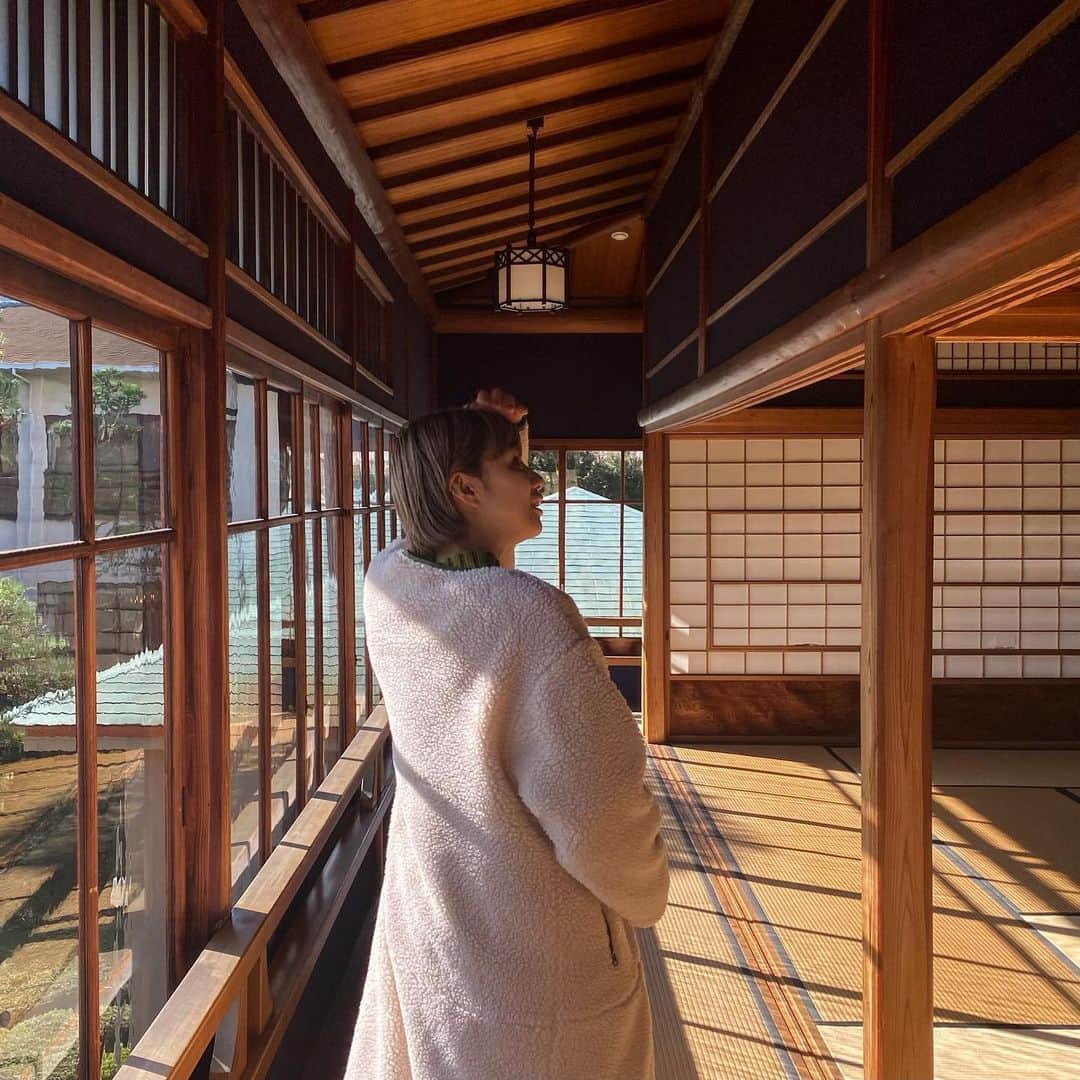 長谷川あやのインスタグラム：「🌞🌞🌞#shizuoka#atami#熱海#あや旅成長日記 ・ ・ ・ 先日の起雲閣✨ ・ やっぱりわたしは ひたすら建築物や岩を 眺めているのが好きらしい！笑 ・ おちびも一緒だったので一瞬だったけど 一人旅してた頃の懐かしい気持ちを 思い出しました😌💭」
