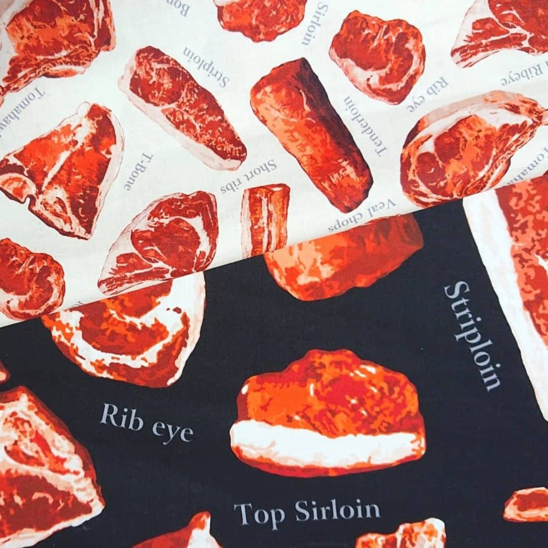 のインスタグラム：「リアルなお肉プリントの生地が、オカダヤ 新宿アルタ生地館4階に入荷しました！  エプロンにするとまるでお肉屋さん！？  薄手の綿生地なのでお洋服から小物まで幅広く、お使いいただけます！  ▼MEAT-S(白)、MEAT-L(黒) ※白と黒で柄の大きさが異なります 綿100％ 110cm幅 ￥1,200/m＋税  ▼取扱店舗 オカダヤ新宿アルタ生地館4階  #ミシン部 #大人服ハンドメイド #大人服ソーイング #ソーイング大人服 #手芸 #手芸好きさんとつながりたい #textile #sewing #fabrics #オカダヤ #okadaya」