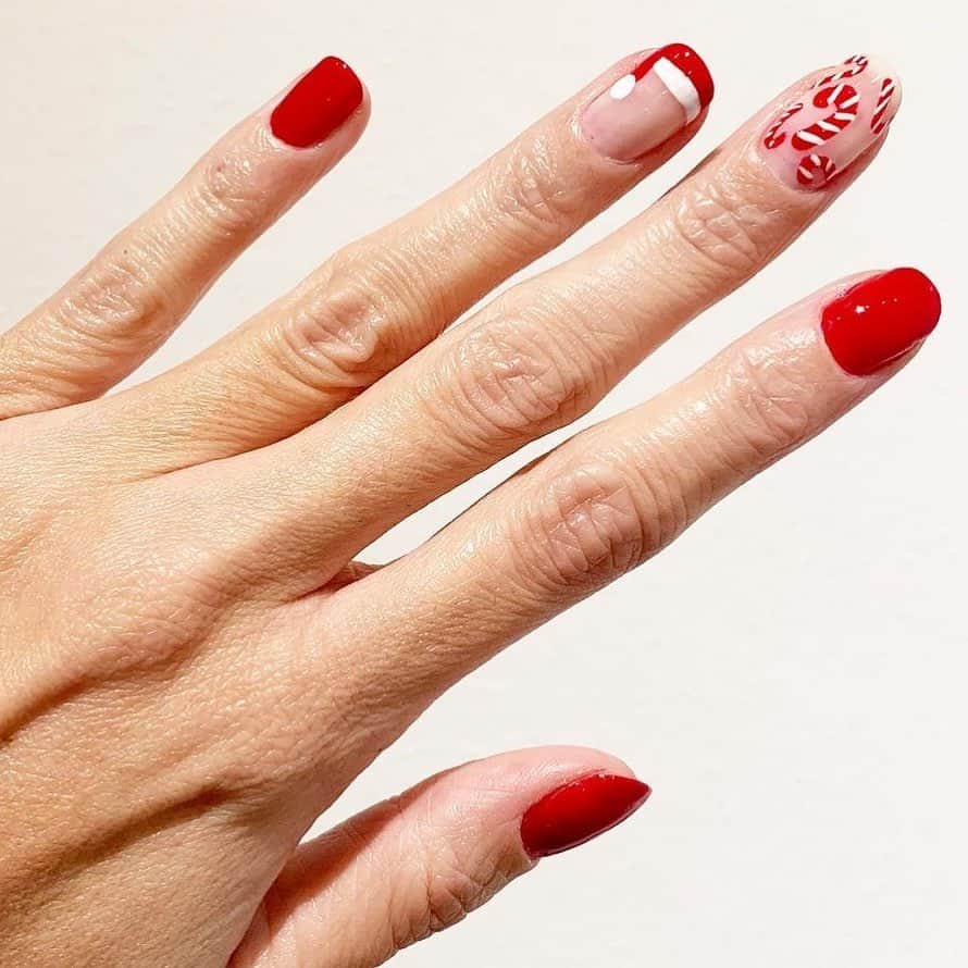 Revlonさんのインスタグラム写真 - (RevlonInstagram)「Looking for #holiday mani ideas? Check out this festive nail art by @lamirinails, using our #GelEnvy Polish in Fire (050) 🎄💅」12月24日 5時33分 - revlon