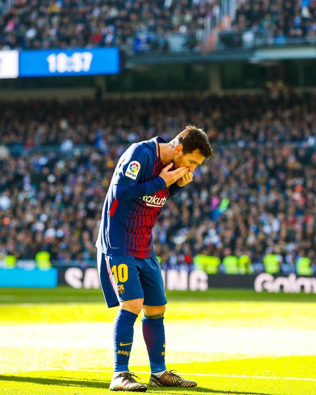 FCバルセロナさんのインスタグラム写真 - (FCバルセロナInstagram)「😘 #OTD in 2017, Barça beat Real Madrid 3-0 in Bernabeu with this iconic celebration 🐐」12月24日 5時36分 - fcbarcelona