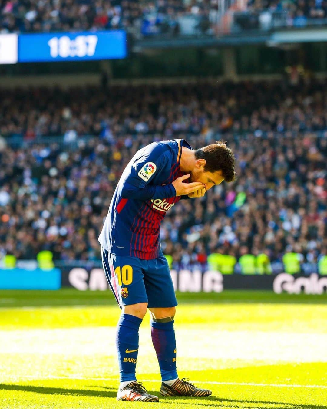 FCバルセロナさんのインスタグラム写真 - (FCバルセロナInstagram)「😘 #OTD in 2017, Barça beat Real Madrid 3-0 in Bernabeu with this iconic celebration 🐐」12月24日 5時36分 - fcbarcelona