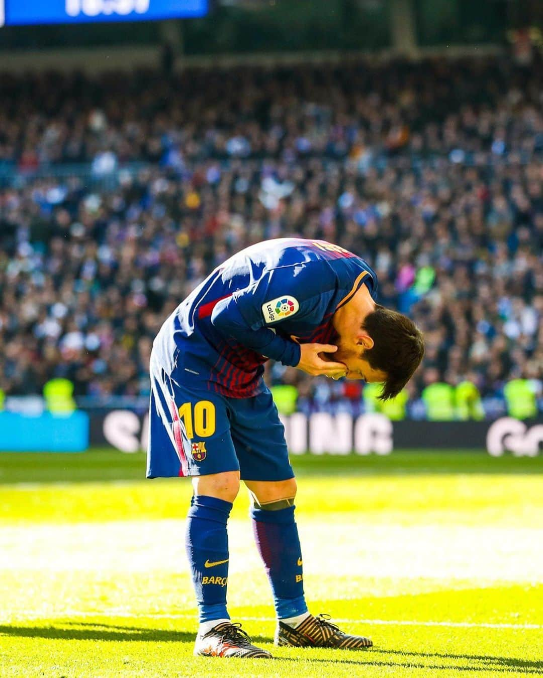 FCバルセロナさんのインスタグラム写真 - (FCバルセロナInstagram)「😘 #OTD in 2017, Barça beat Real Madrid 3-0 in Bernabeu with this iconic celebration 🐐」12月24日 5時36分 - fcbarcelona