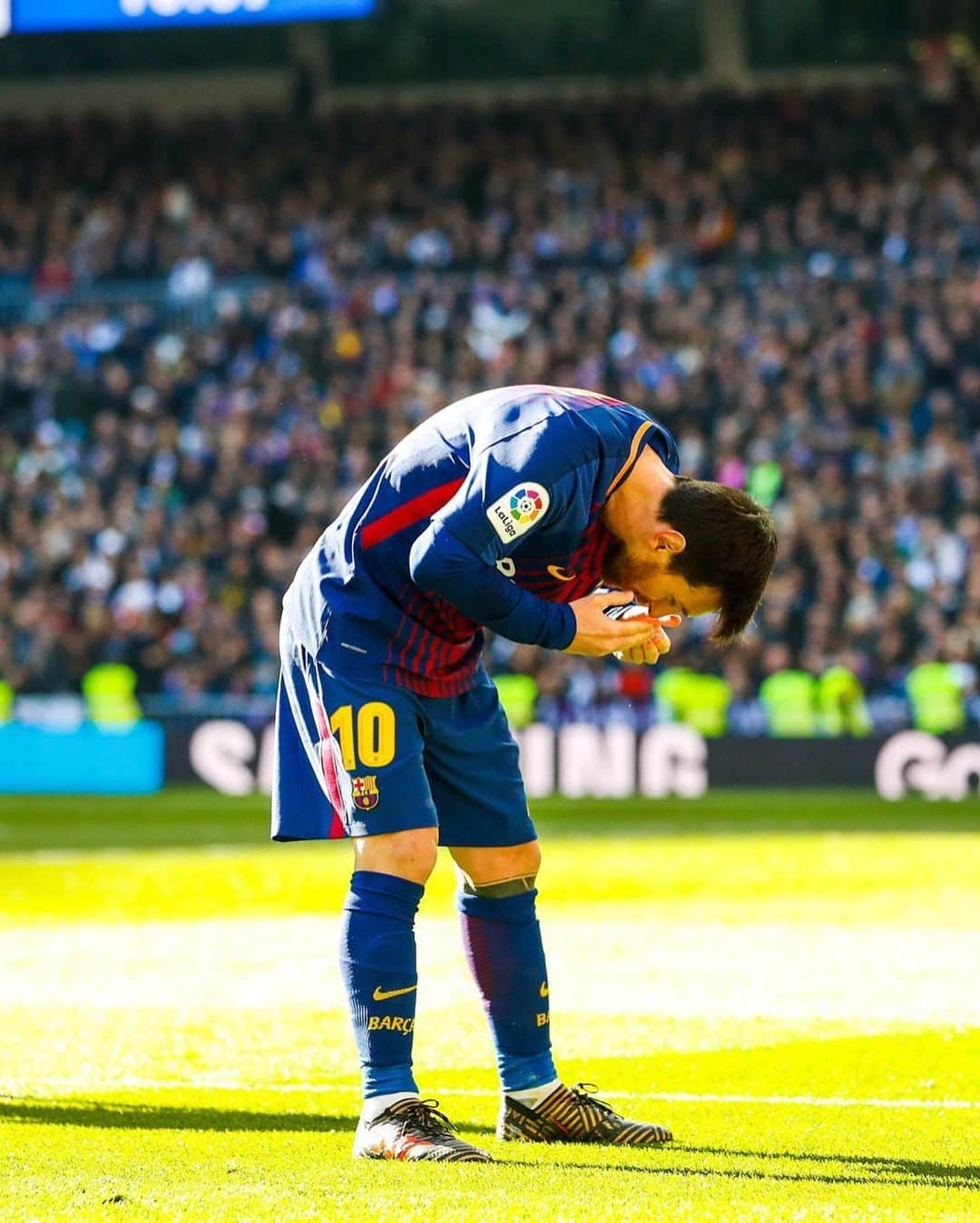 FCバルセロナさんのインスタグラム写真 - (FCバルセロナInstagram)「😘 #OTD in 2017, Barça beat Real Madrid 3-0 in Bernabeu with this iconic celebration 🐐」12月24日 5時36分 - fcbarcelona