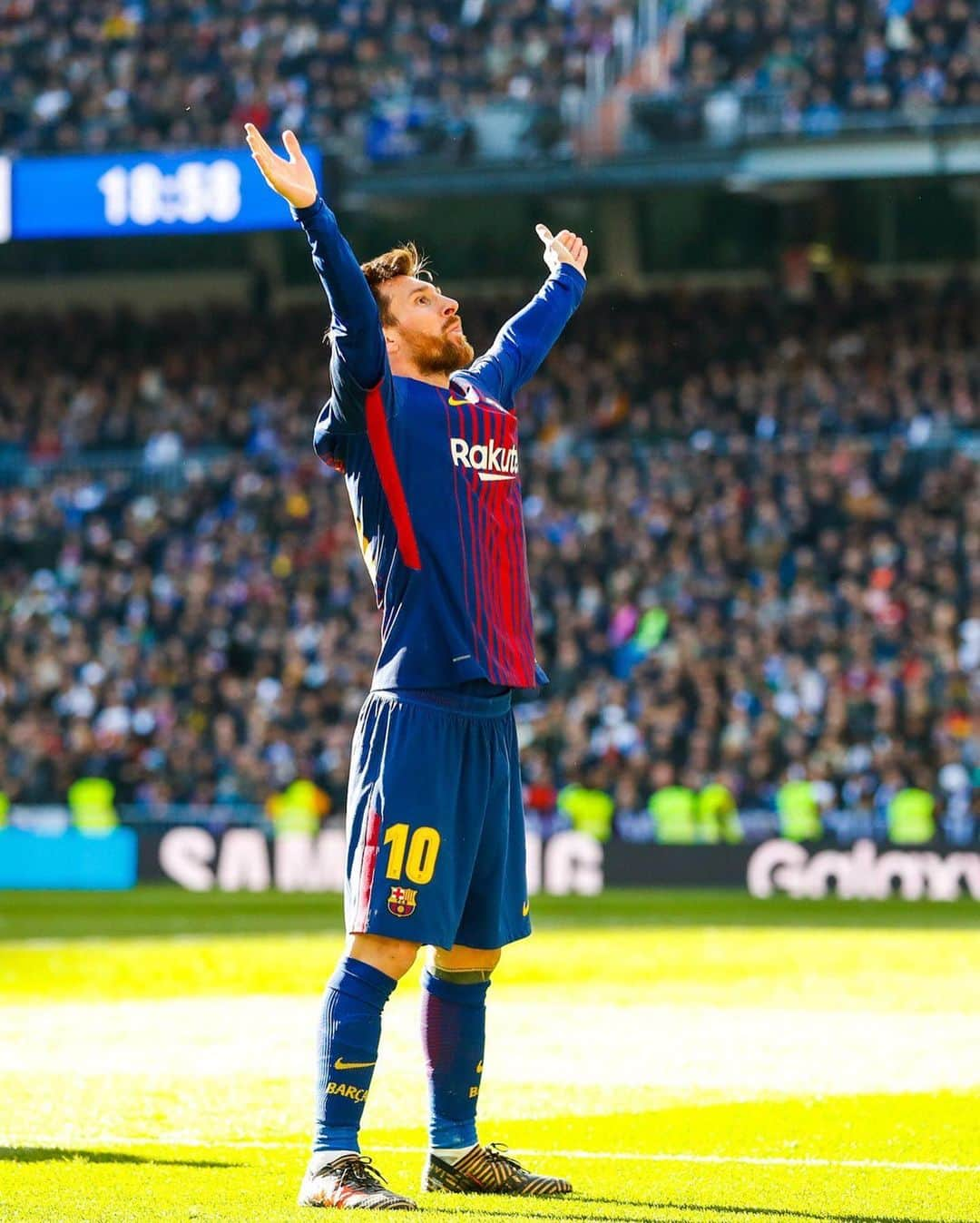 FCバルセロナさんのインスタグラム写真 - (FCバルセロナInstagram)「😘 #OTD in 2017, Barça beat Real Madrid 3-0 in Bernabeu with this iconic celebration 🐐」12月24日 5時36分 - fcbarcelona