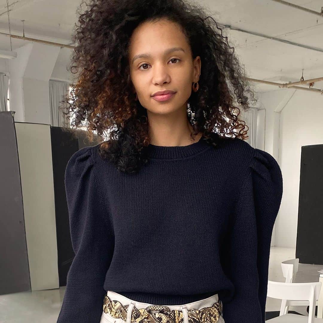 のインスタグラム：「The Knits For Good puff sleeve sweater is new in navy Andean Highland wool 💙 This sweater is especially sweet because a portion of the proceeds go to @aclunationwide」