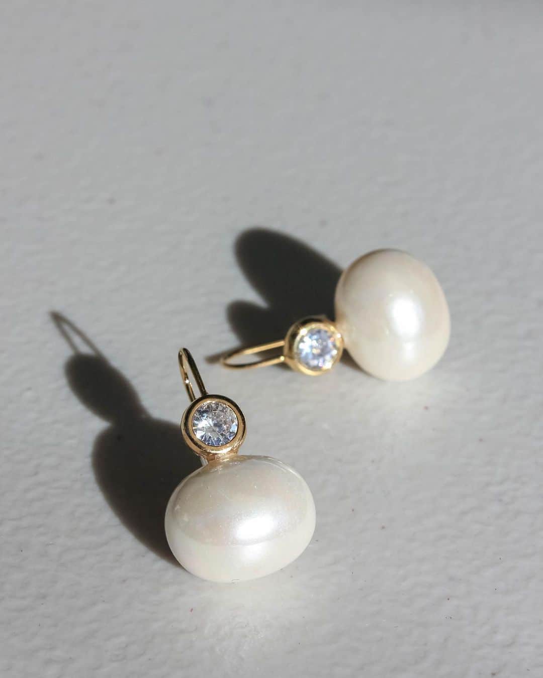 セレフィーナさんのインスタグラム写真 - (セレフィーナInstagram)「ornaments made for your ears ft. pearl drop earrings」12月24日 5時46分 - serefinajewelry