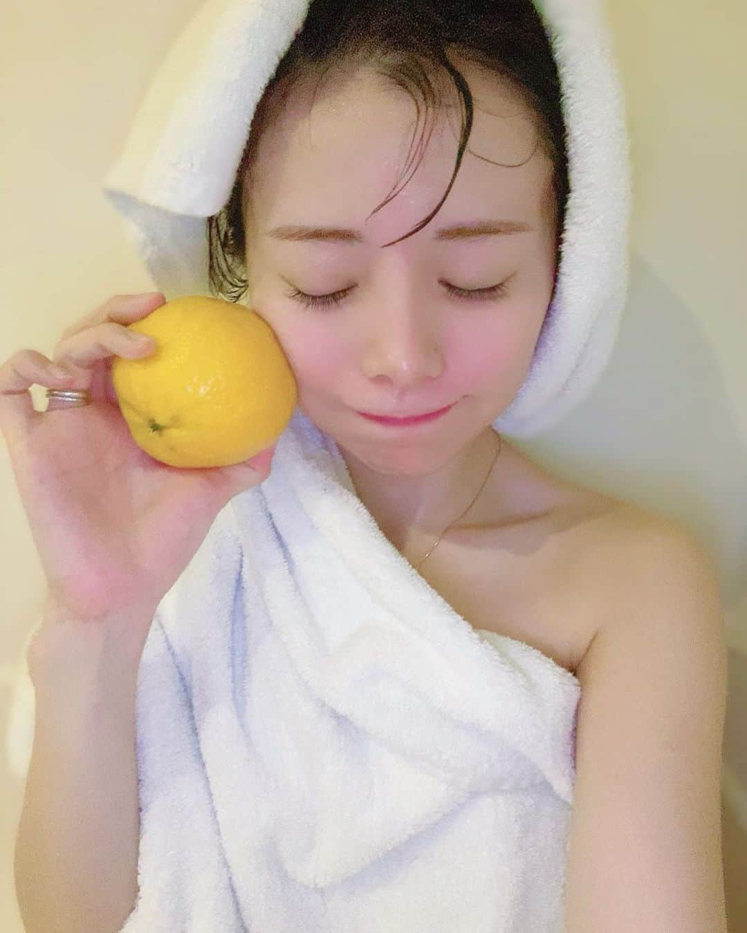 まんまるとまとさんのインスタグラム写真 - (まんまるとまとInstagram)「毎日柚子風呂で いいなぁ🍊 久しぶりにゆっくり お風呂つかった🛀🛁 食べ過ぎてほっぺ ぷにぷに🍗 ・ ・ #柚子風呂 #おうち時間 #バスタイム  #ゆず #おふろあがり #温泉  #肉まん#ぷにぷに #お風呂  #美白 #yuzubath #yuzu  #冬至 #冬 #インスタグラビア  #japangirl #bathtime #bath  #japan #winter #gravure  #17live #イチナナ #イチナナライブ」12月24日 5時47分 - manmaru_tomato