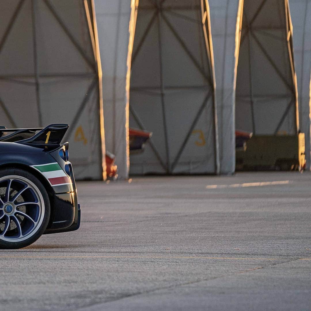 パガーニ・アウトモビリのインスタグラム：「"...the Frecce represent an example of determination, a demonstration of what the strong desire to move forward and overcome obstacles can achieve. We hope that Huayra Tricolore will be a worthy tribute” Horacio Pagani.  Read more on our website or click the link in bio!  #pagani #huayra #huayratricolore #freccetricolori #AeronauticaMilitare #aviation #ItalianAirForce」