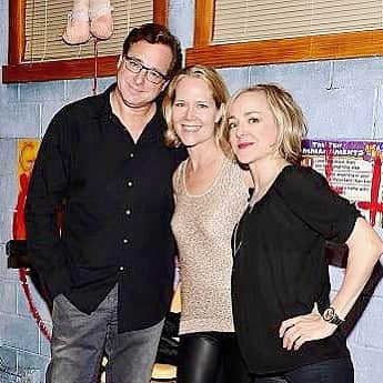 のインスタグラム：「There are no words. The loss of Rebecca Luker is immeasurable.  I loved her so much. Everyone she touched with her  heart and enormous talent loved her so much —because she gave out such enormous love.   In this photo she’s here with me and our dear friend Geneva Carr to see us in “Hand to God.” So supportive. So smart. So special.   My heart goes out to my brother Danny Burstein for his huge loss and to his boys and all her family and friends.   We must try to help fight to work on finding the cure somehow for A.L.S.  She should not be gone -but she will live forever in my heart.   💙 @dannybur @go_carr_go @rebecca.luker ❤️」