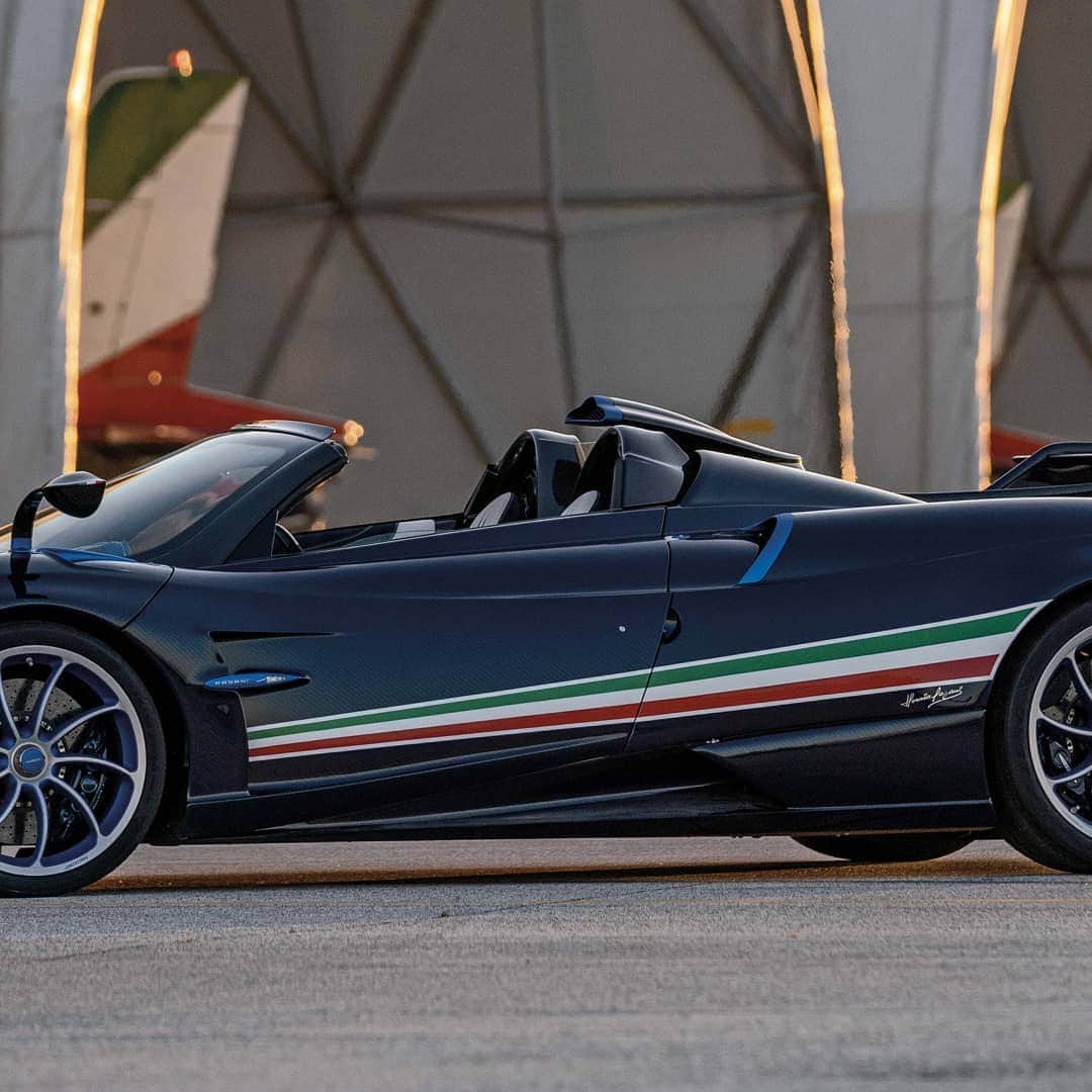 パガーニ・アウトモビリのインスタグラム：「"...the Frecce represent an example of determination, a demonstration of what the strong desire to move forward and overcome obstacles can achieve. We hope that Huayra Tricolore will be a worthy tribute” Horacio Pagani.  Read more on our website or click the link in bio!  #pagani #huayra #huayratricolore #freccetricolori #AeronauticaMilitare #aviation #ItalianAirForce」