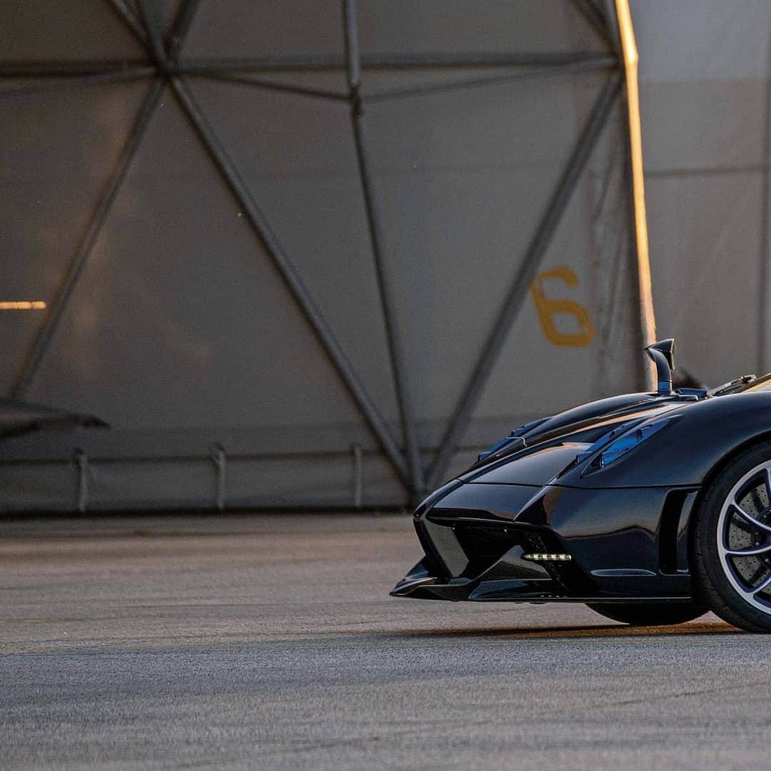 パガーニ・アウトモビリのインスタグラム：「"...the Frecce represent an example of determination, a demonstration of what the strong desire to move forward and overcome obstacles can achieve. We hope that Huayra Tricolore will be a worthy tribute” Horacio Pagani.  Read more on our website or click the link in bio!  #pagani #huayra #huayratricolore #freccetricolori #AeronauticaMilitare #aviation #ItalianAirForce」