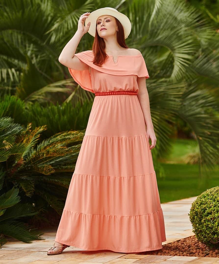 DECÊNCIAのインスタグラム：「O nosso vestido longo com decote ombro a ombro é a cara da época mais festiva do ano! Celebre as festas que estão chegando com a gente! ✨ #decencia #modaplussize #plussizeonline #roupasplussize #atacado #modamineira」