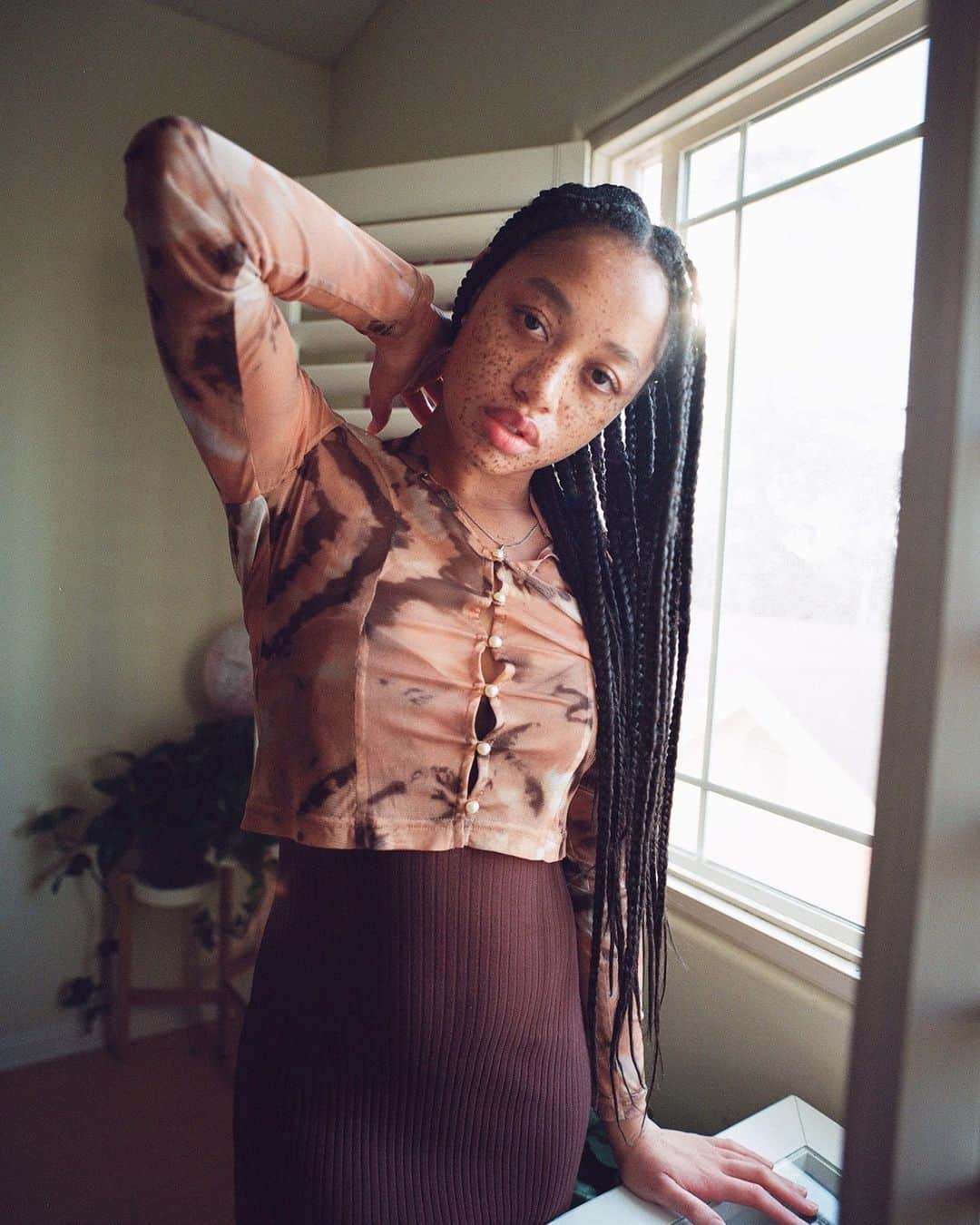 Vogue Beautyさんのインスタグラム写真 - (Vogue BeautyInstagram)「Working with stylists who didn’t understand @SalemMitchell's hair was a common roadblock as the 22-year-old model's career gained momentum. “Once a stylist was wrapping twine around my braids. She was pulling very hard and I let her know. She responded by saying ‘oh, I forgot there was a scalp connected to this,’” Mitchell remembers. Those types of experiences taught Mitchell to speak up for herself, whether online or on set. “People often like to do updos when I have braids in, which is fine. But that can be really damaging to the scalp and my edges. So sometimes I try to have certain braids redone [more loosely] during lunch breaks,” Mitchell explains of one tactic for taking care of herself. “Sometimes that's not ideal for timing, but for the health of my hair and for me being comfortable throughout the shoot, I think it’s kind of necessary, and something that people often neglect.”  At the link in our bio, in the latest for Vogue's #TextureDiary series, Mitchell talks all things hair: from dealing with microagressions on set to how she keeps her strands healthy with her go-to oils. Photo by @carissajg」12月24日 6時00分 - voguebeauty