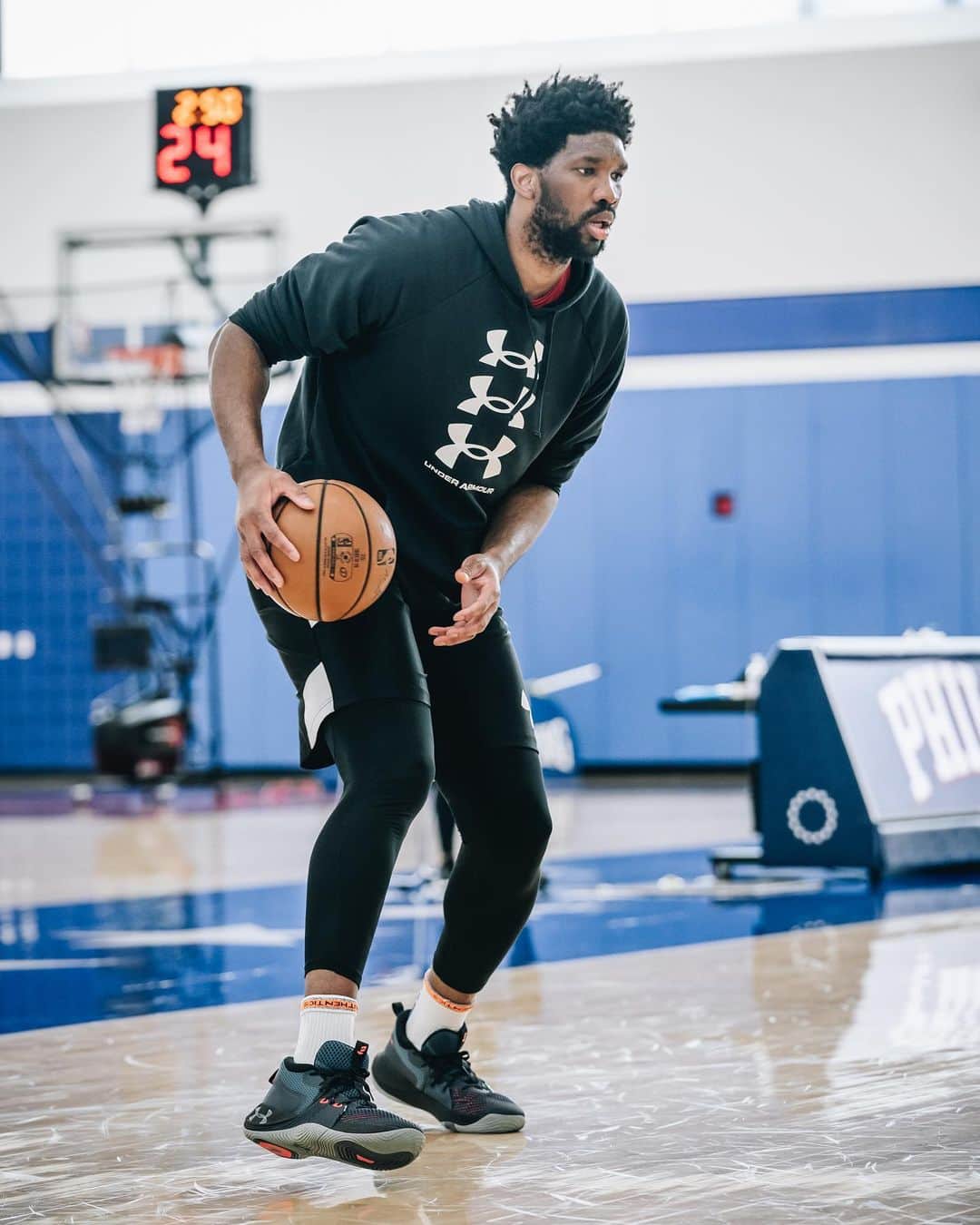 Under Armour Basketballさんのインスタグラム写真 - (Under Armour BasketballInstagram)「The process never stops. @Joelembiid enters year 7️⃣ with one goal in mind ➡️ bring a 🏆 to Philly.」12月24日 6時01分 - uabasketball