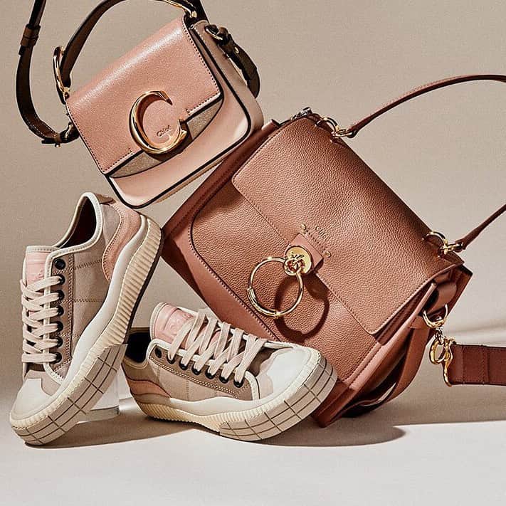 GILTのインスタグラム：「#Chloé is here with $999 & under minis. That’s what we call a holiday miracle. Tap to shop.」