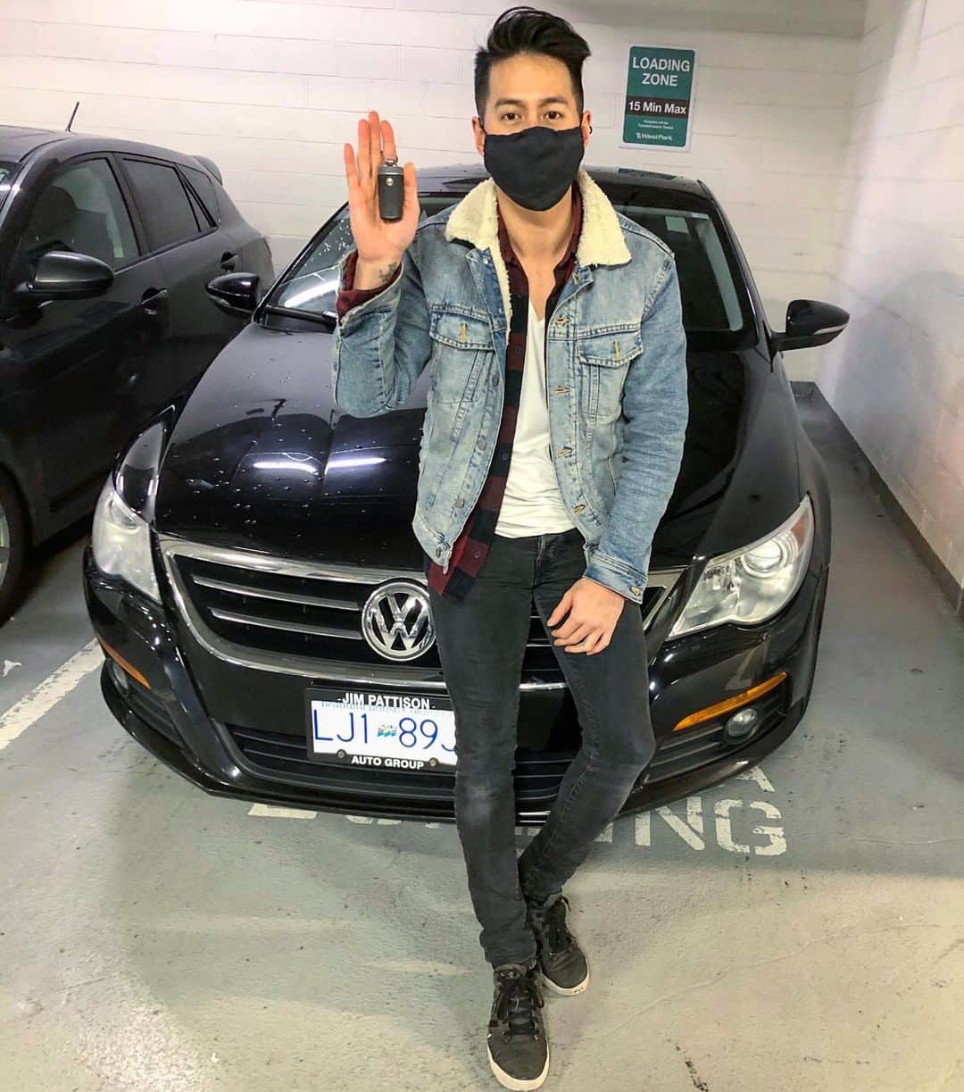 ジェレミー・テンのインスタグラム：「I was a good boy this year 😇  Big thank you to my brother @nick_ten for helping me find this bad boy 🙌 #MerryChristmasToMe #NewRide #GermanCars #Volkswagon #PassatCC #HisNameIsKlaus #GetInLosersWereGoingShopping」