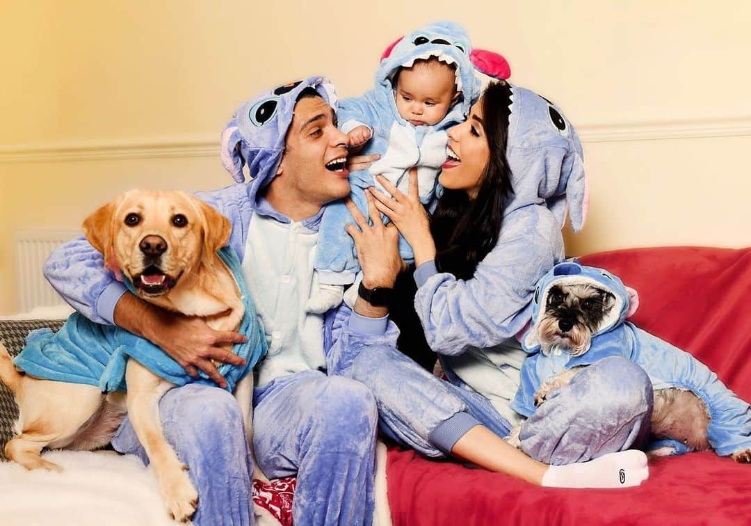 ラウール・ヒメネスさんのインスタグラム写真 - (ラウール・ヒメネスInstagram)「Noche de pijamada en familia 👨‍👩‍👧🎄🐶🐶@danielabassom @aryajb9 #BabyAJ #navidad #disney #stitch  . . #photoby: @alexstylesphoto」12月24日 6時13分 - raulalonsojimenez9